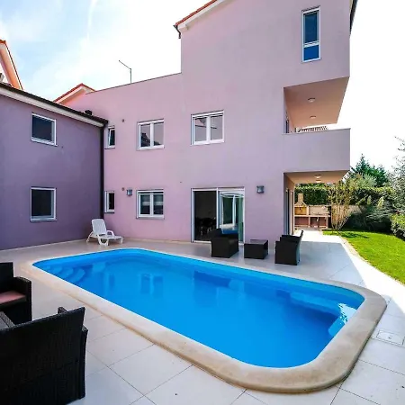 Apartment Attractive In With Swimming Pool *